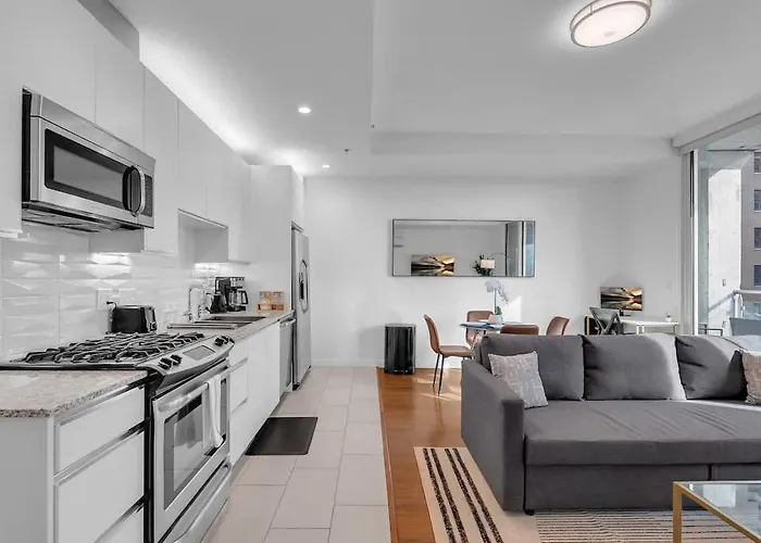 Apartment Charming 1br Nearbokcntr-gym,lounge,balcony,petok *