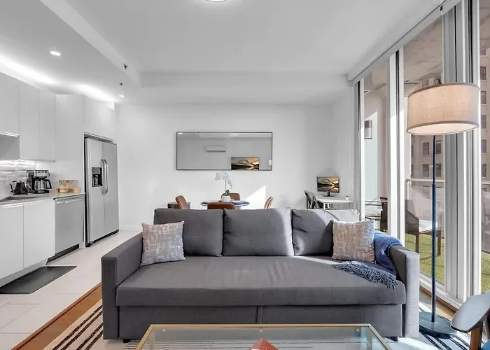 Charming 1br Nearbokcntr-gym,lounge,balcony,petok Apartment